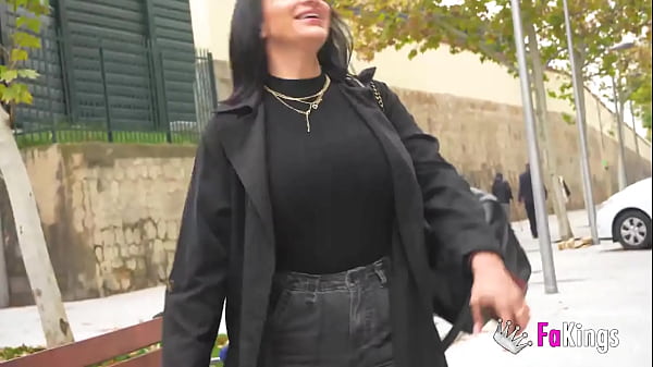 SEXUAL TOUR in Madrid. The HUGE TITS of Nelia Estrada know the capital